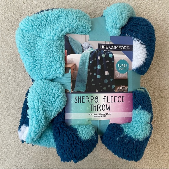 Life Comfort Other - Life Comfort Blue Polka Dotted Sherpa Fleece Throw